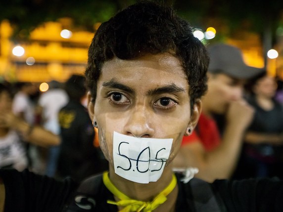 Les opposants dénoncent la répression du gouvernement alors que 28 personnes ont été tuées et des centaines blessées depuis le début de la mobilisation. © KEYSTONE/EPA EFE/MIGUEL GUTIERREZ