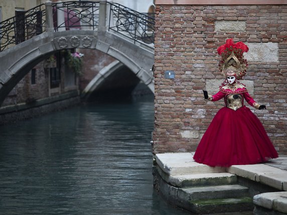 Le Carnaval de Venise, où des cas de contamination ont été identifiés dimanche, aurait dû achever ses festivités mardi. © KEYSTONE/EPA/ABIR SULTAN