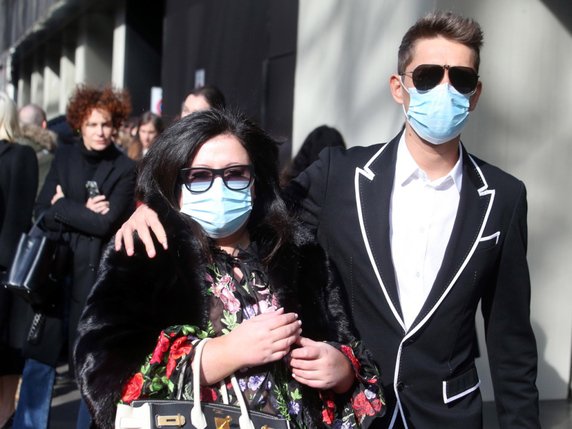 Spectateurs de la semaine de la mode portant des masques à Milan. © KEYSTONE/EPA/MATTEO BAZZI