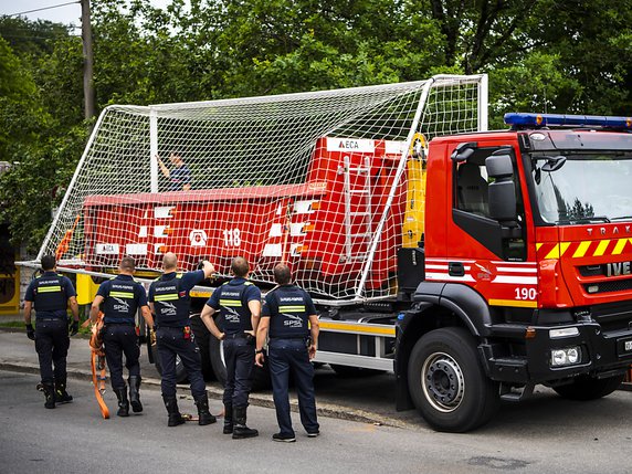 La police est intervenue vendredi soir aux Boveresses, sur les hauts de Lausanne, pour empêcher la tenue d'un nouveau match de football sauvage. © KEYSTONE/JEAN-CHRISTOPHE BOTT