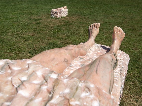 Une oeuvre de Daniel Dewar & Gregory Gicquel intitulée Nudes à la Biennale de sculpture Garden à Genève. La plupart des sculptures ont été réalisées spécifiquement pour la biennale. © KEYSTONE/MARTIAL TREZZINI