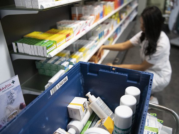 Le fournisseurs et exploitant de pharmacies a a revu à la baisse ses prétentions de rentabilité en 2020, malgré des recettes attendues en hausse. (archive) © KEYSTONE/CHRISTIAN BEUTLER