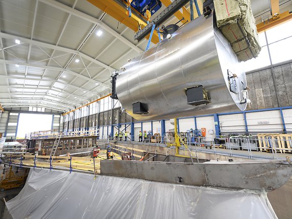 La nouvelle chaudière de 32 tonnes a été mise en place mardi. © KEYSTONE/LAURENT GILLIERON