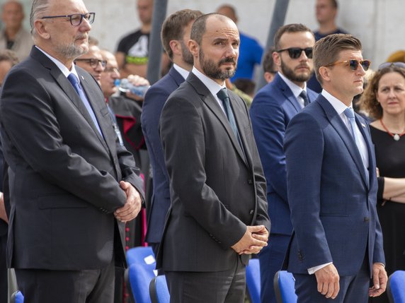 Boris Milosevic, vice-Premier ministre du gouvernement croate, est le premier représentant politique des Serbes de Croatie à avoir assisté à la cérémonie annuelle à Knin. © KEYSTONE/AP/Darko Bandic