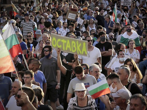 Des milliers de personnes manifestent quotidiennement contre le gouvernement de Boïko Borissov depuis le 9 juillet. © KEYSTONE/AP/Valentina Petrova