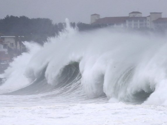 De grandes vagues balayaient la côte alors que le typhon Maysak s'approchait de l'île de Jeju. © KEYSTONE/AP/Park Ji-ho