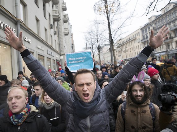 Alexeï Navalny (au centre) souhaite "retourner à la maison et continuer sa mission", selon une souces des services de sécurité allemande, citée par le New York Times (archives). © KEYSTONE/AP/Evgeny Feldman