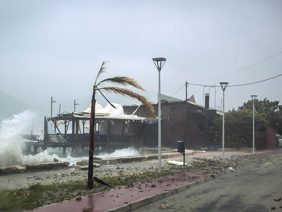 Un ouragan méditerranéen a fait deux morts et une disparue. © KEYSTONE/AP/Nikiforos Stamenis