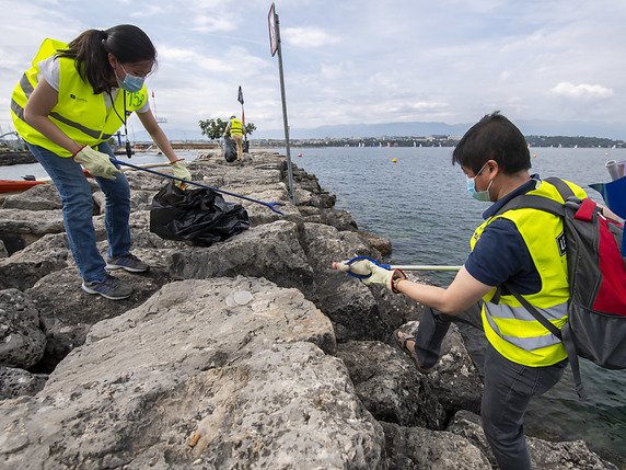 Un plan Covid avait été établi pour garantir la sécurité des participants au nettoyage de déchets ce week-end à Genève. © KEYSTONE/MARTIAL TREZZINI