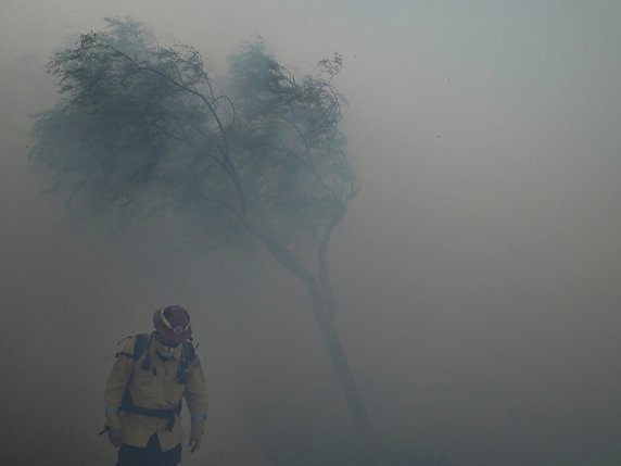Un feu de broussailles s'est déclenché en Californie dans les collines d'Irvine (environ 60 km au sud-est de Los Angeles). © KEYSTONE/AP/Jae C. Hong