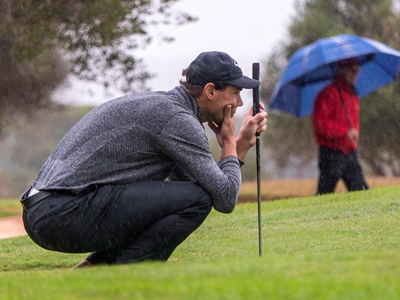Quand il s'agit de frapper dans une balle, Rafael Nadal est toujours à l'aise. © KEYSTONE/EPA/CATI CLADERA