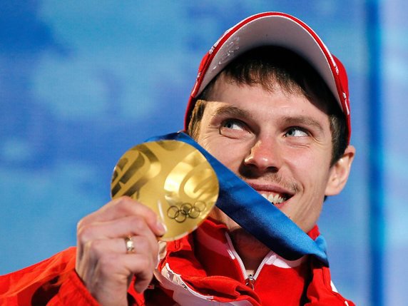 Evgeny Ustyugovdevra rendre sa médaille d'or du 15 km aux JO de Vancouver en 2010. © KEYSTONE/ALESSANDRO DELLA BELLA