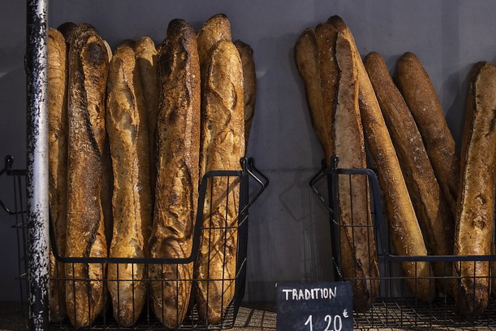 Le lauréat de "la meilleure baguette de Paris" est Xavier Netry, de la boulangerie Utopie, dans le 11e arrondissement. Il devient fournisseur de l'Elysée pour un an. (photo symbolique) © KEYSTONE/EPA/YOAN VALAT