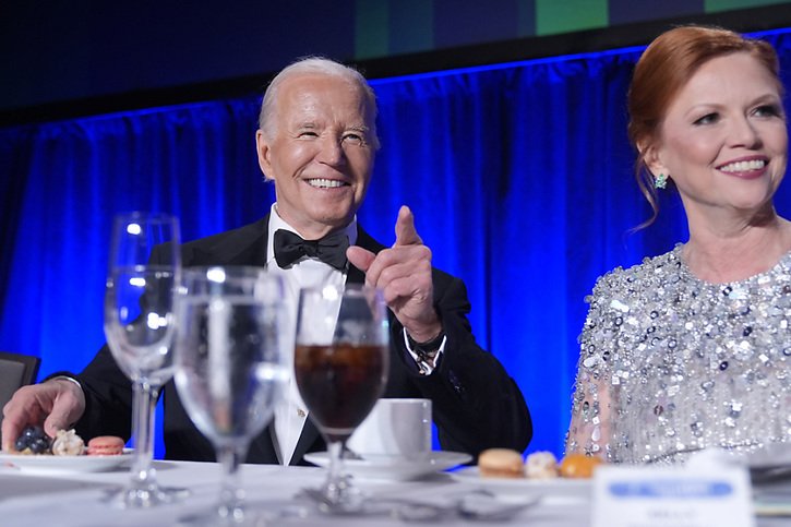 Le président américain Joe Biden a affiché un sourire constant lors du dîner. © KEYSTONE/AP/Manuel Balce Ceneta