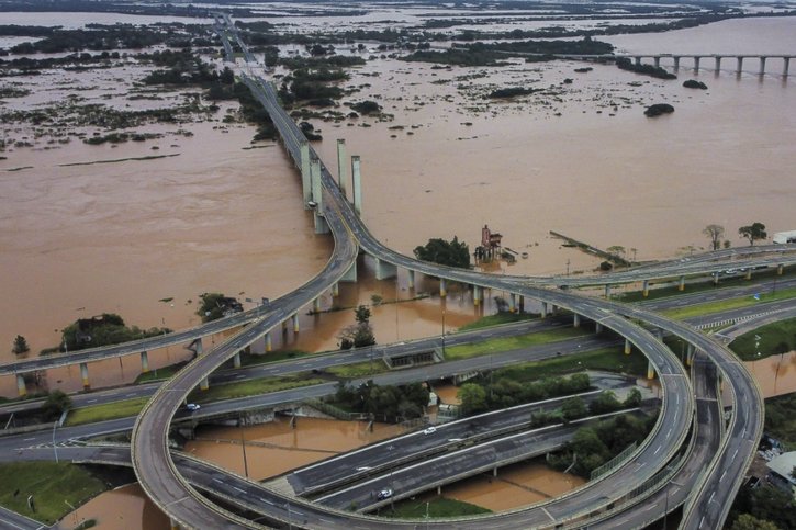 Vue aérienne d'une zone inondée après les fortes pluies à Porto Alegre. © KEYSTONE/AP/Carlos Macedo