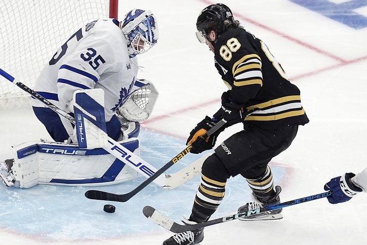 David Pastrnak trompe Ilya Samsonov pour offrir la qualification aux Bruins. © KEYSTONE/AP/Michael Dwyer