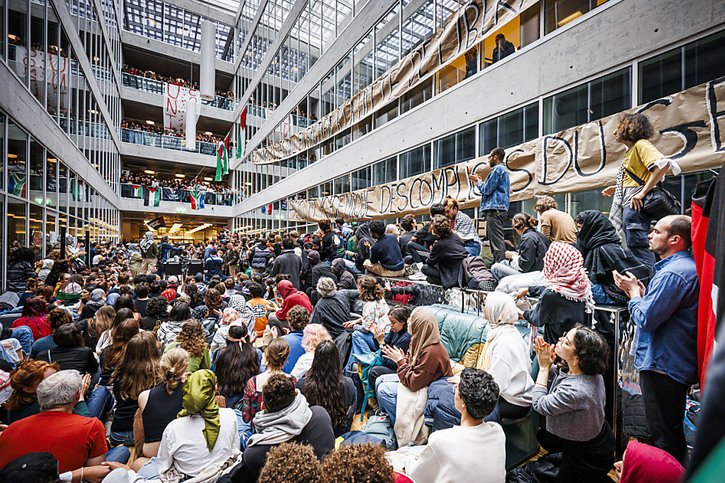 Les étudiants sont venus en nombre lundi soir dans le hall du bâtiment Géopolis de l'UNIL. © KEYSTONE/VALENTIN FLAURAUD