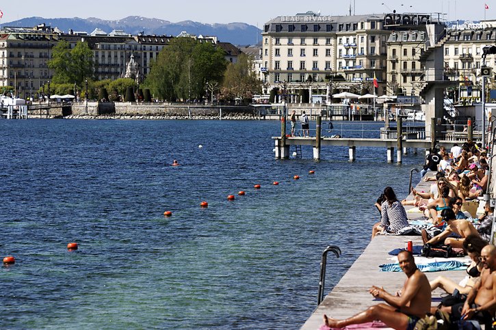 Les Bains des Pâquis à Genève attirent jusqu'à 7000 amateurs par jour (photo du 6 avril 2024). © KEYSTONE/SALVATORE DI NOLFI