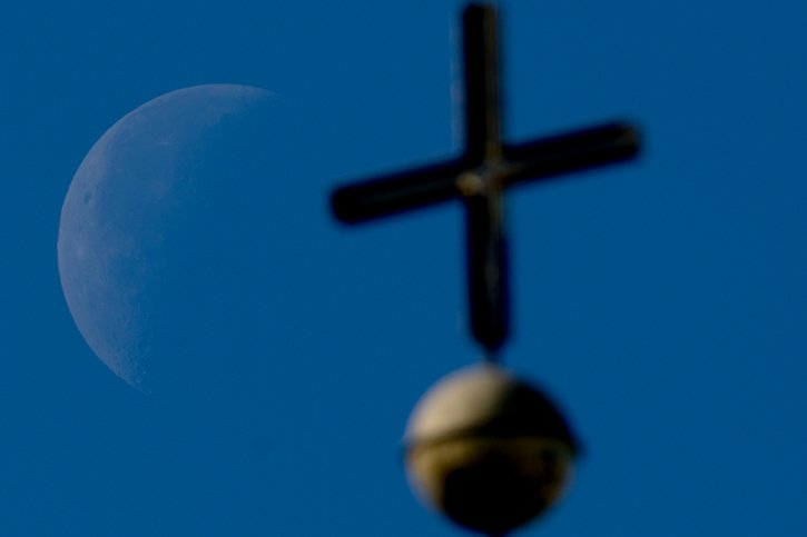 L'Eglise catholique a présenté lundi ses premières mesures pour lutter contre les abus (photo symbolique). © KEYSTONE/dpa/Swen Pförtner