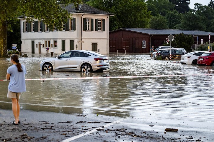 Les inondations ont particulièrement touché l'entrée de Morges, mais elles ont aussi touché le centre-ville. © Keystone/LAURENT GILLIERON