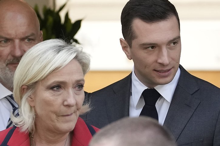 Marine Le Pen et Jordan Bardella ont tous les deux appelé à une majorité absolue. © KEYSTONE/AP/Christophe Ena