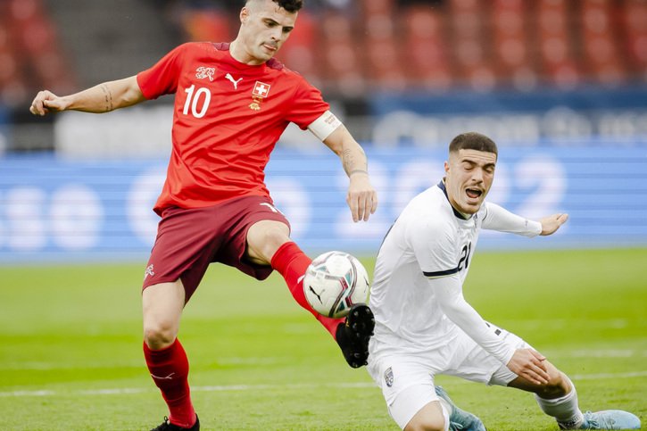 Granit Xhaka et la Suisse (ici en 2022 contre le Kosovo) joueront contre la Serbie, le 15 novembre à Zurich. © KEYSTONE/MICHAEL BUHOLZER