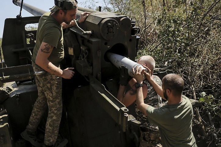 Si l'offensive militaire ukrainienne dans la région russe de Koursk reçoit beaucoup d'attention, l'épicentre des combats demeure dans la région ukrainienne du Donbass (est), où les soldats russes ont l'avantage, étant mieux équipés et plus nombreux. Ici, des soldats ukrainiens près de Tchassiv Iar. © KEYSTONE/AP/Oleg Petrasiuk