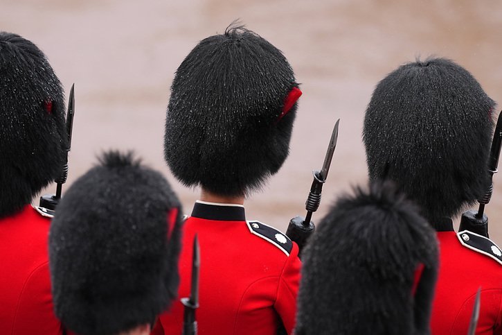 Les gardes royaux pourraient voir leurs bonnets devenir synthétiques (Archives). © KEYSTONE/AP/PETR DAVID JOSEK