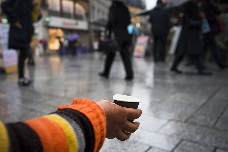 Quelles limites fixer à la mendicité dans le canton de Vaud? Les députés sont partis pour de longs débats sur le sujet et un projet de loi gouvernemental (archives). © Keystone/JEAN-CHRISTOPHE BOTT