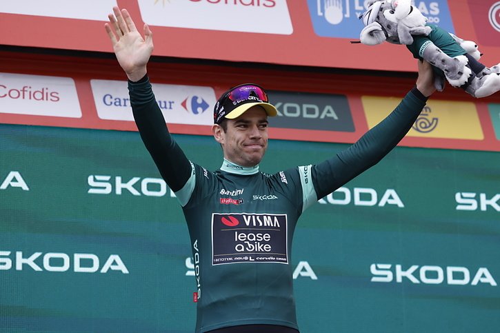 Wout Van Aert, ici à la Vuelta avec le maillot du classement par points, est un coureur extrêmement polyvalent. © KEYSTONE/EPA/Javier Lizon